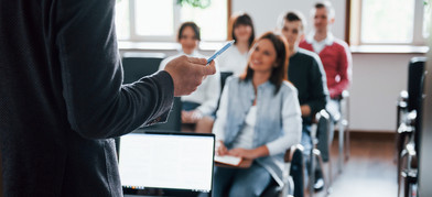 WIR STEHEN FÜR FORT- UND WEITERBILDUNGSANGEBOTE MIT ENTWICKLUNGSPERSPEKTIVEN WIR STEHEN FÜR FORT- UND WEITERBILDUNGSANGEBOTE MIT ENTWICKLUNGSPERSPEKTIVEN